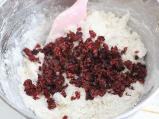 7、香酥美味蔓越莓饼干,加入切碎的蔓越莓果干。