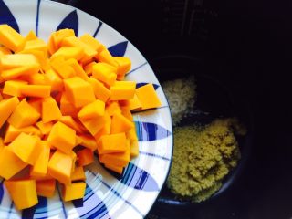 5、双米南瓜粥,南瓜倒入电饭煲内胆