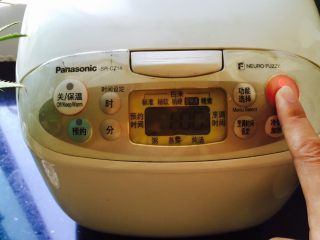 8、双米南瓜粥,盖上电饭煲盖子摁煮粥功能键，约60分钟