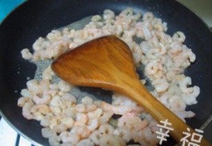 6、意式虾仁玉米粥,锅中放入适量的橄榄油，倒入虾仁翻炒片刻