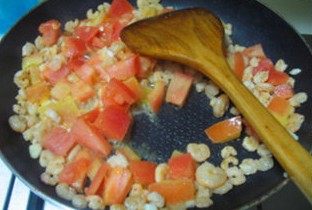 8、意式虾仁玉米粥,放入番茄丁翻炒均匀