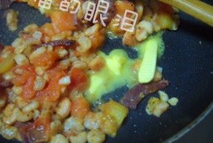 11、意式虾仁玉米粥,待酒精的味道挥发后，关火，放入一小块黄油翻炒均匀