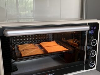 5、蜂蜜黄油吐司片,放入预热好的烤箱，上下火180度烤15分钟左右，至表面金黄！