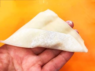 11、猪肉甜玉米馅抄手,从下角卷起来