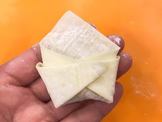 13、猪肉甜玉米馅抄手,把左右两个角捏合在一起