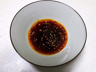 16、猪肉甜玉米馅抄手,调制碗汁：香油，蚝油，精盐，鸡精，红辣油，调匀后加入100ml开水