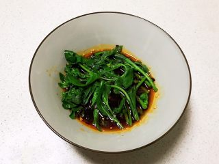 19、猪肉甜玉米馅抄手,把焯好的清菜放入碗汁里面