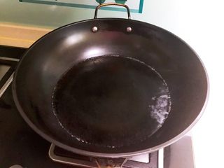 20、猪肉甜玉米馅抄手,锅里加入冷水