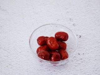 4、红薯红枣粥,红枣洗净备用