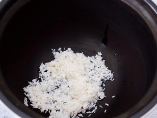 5、红薯红枣粥,把大米放入高压锅内胆中