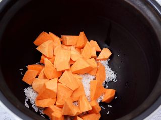 6、红薯红枣粥,加入红薯