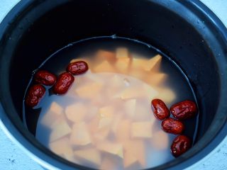 8、红薯红枣粥,加入纯净水