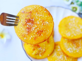 14、莲蓉馅南瓜椰蓉饼,吃一口呀。