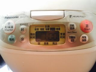 10、腊八节+腊八粥,将内胆放入电饭煲盖上盖子摁煮粥功能键