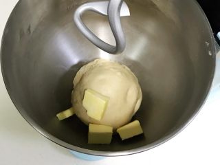 2、牛奶炼乳蔓越莓软欧,揉至面团光滑，呈扩展阶段，往搅拌桶内加入黄油。