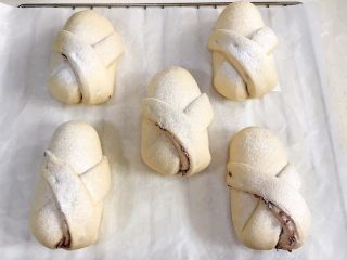 15、牛奶炼乳蔓越莓软欧,面团发至两倍大时取出，筛上一层薄薄的高筋面粉。