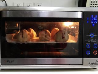 16、牛奶炼乳蔓越莓软欧,放入预热的烤箱中层，上下火175度，约烤15分钟。（请按各自烤箱情况调整烘烤温度和时间）