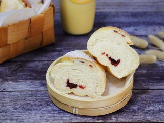 20、牛奶炼乳蔓越莓软欧,成品图。