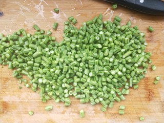 3、肉沫豆角,豆角洗净切丁