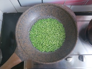 5、肉沫豆角,锅内烧水，水开后放入豆角煮至七成熟。煮的时候加几滴食用油。