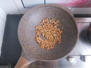 8、肉沫豆角,倒入肉馅炒散，炒变色，加少量生抽，两滴老抽，一小勺蚝油，上色