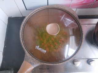 11、肉沫豆角,盖上盖子焖煮两三分钟。