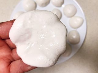 11、麻香豆沙糯米饼,取一个面团，用手压成7㎜厚的薄片