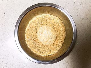 15、麻香豆沙糯米饼,翻过来，把两面都蘸匀芝麻