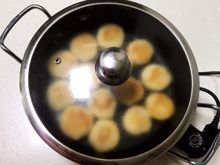 20、麻香豆沙糯米饼,翻面后盖上锅盖，继续煎制3-5分钟