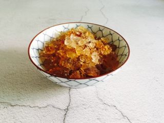 2、桃胶皂角米雪燕紫薯羹,桃胶泡发12小时,满满的一碗,挑去杂质