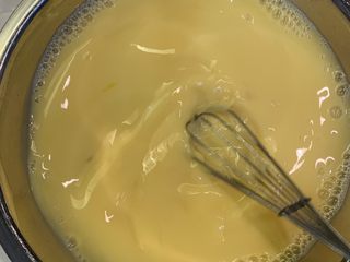 7、厚蛋烧芝士脆皮肠三明治,搅拌均匀