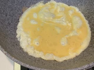 8、厚蛋烧芝士脆皮肠三明治,冷锅热油，分三次下蛋液，先下第一次