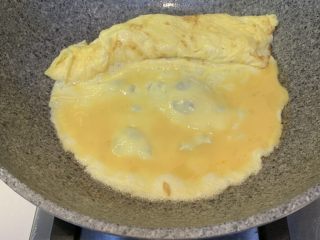 10、厚蛋烧芝士脆皮肠三明治,再下第二次，蘸着第一层的蛋卷边来煎