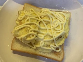 15、厚蛋烧芝士脆皮肠三明治,放入沙拉酱