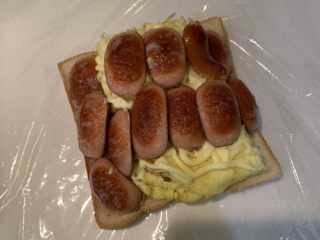 16、厚蛋烧芝士脆皮肠三明治,放入煎好的脆皮肠