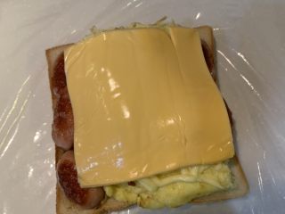 17、厚蛋烧芝士脆皮肠三明治,放入芝士片