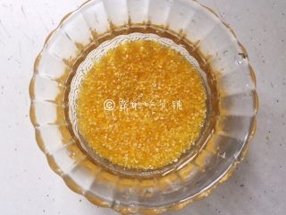 2、黑糖二米粥（小米+玉米渣渣）,玉米渣渣提前半小时淘洗干净，然后浸泡