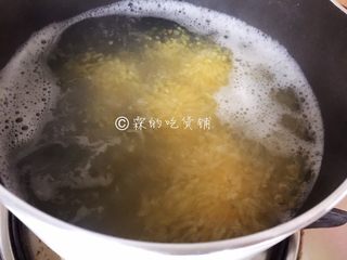 5、黑糖二米粥（小米+玉米渣渣）,大火先烧开，随后小火慢慢熬