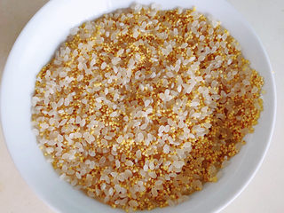 3、山药枸杞粥,米洗好放入锅中。