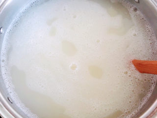 4、山药枸杞粥,锅中倒入水，烧开锅小火儿慢慢熬煮。