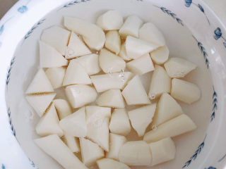 6、山药枸杞粥,山药洗净滚刀切成小块儿，泡在凉水中，避免氧化发黄。