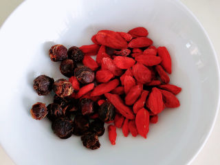 7、山药枸杞粥,准备好枸杞子和桂圆肉。