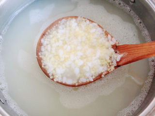 8、山药枸杞粥,米粥煮至五成熟左右。