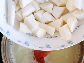 9、山药枸杞粥,下入山药块，继续熬煮。