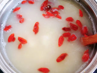 11、山药枸杞粥,继续熬煮，烧开锅小火儿慢熬。