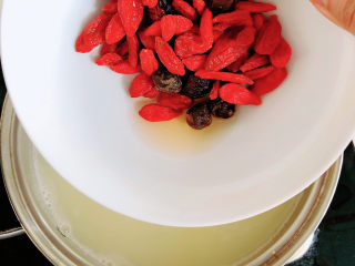 10、山药枸杞粥,再下入枸杞子和桂圆。