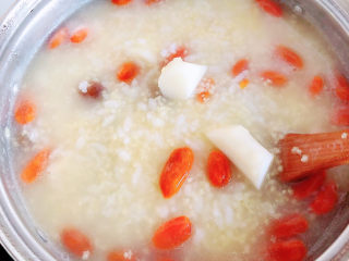 12、山药枸杞粥,米粥越来越稠，时不时搅动，避免糊底。