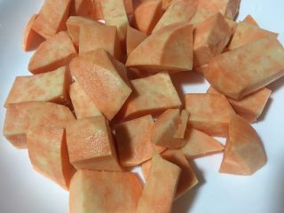 2、小米红薯粥,红薯切块