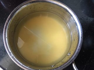 7、小米红薯粥,加入适量的水放入奶锅中烧开