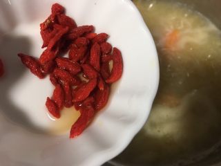 12、小米红薯粥,加入枸杞